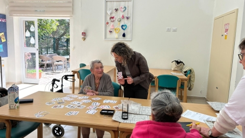 ראשת המועצה רותם ידלין במרכז יום לקשיש.jpg