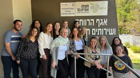 העובדות והעובד של אגף הרווחה יחד עם ראשת המועצה.jpeg