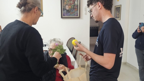 נוער מחלק את הערכרה ברמות מאיר.jpeg