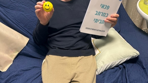 אדם ותיק שקיבל את הערכה.jpeg