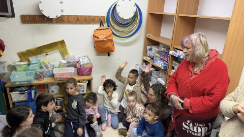 ילדי גנים בפעילות בגן.jpg