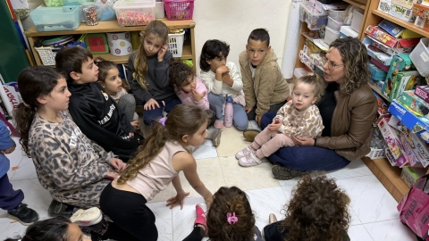 רותם ידלין ראשת המועצה עם הילדים בגן.jpg