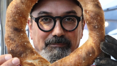 אדם מחזיק בייגל.jpg