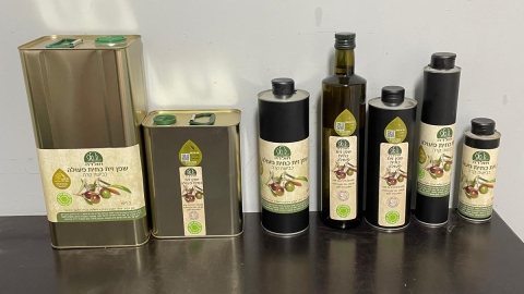 חמישה בקבוקים של שמן זית בזכוכית. ושני מיכלי פח של שמן זית.jpg