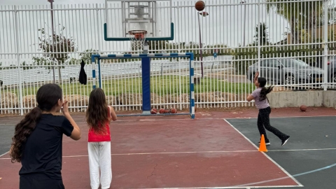 ילדות משחקות כדורסלֿ.jpg