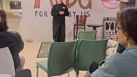 הילה צדקה מספרת את סיפורה של סבתא של מרגרט מצי יעקב בטקס יום השואה בקיבוץ גזר.jpeg