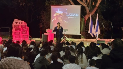 שרון רובינשטיין צמח מספרת את סיפורו של יעקב רובינשטיין בטקס יום השואה בית חשמונאי.jpeg