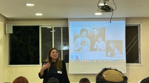 גילה רוזנטל מספרת בקיבוץ שעלבים.jpeg
