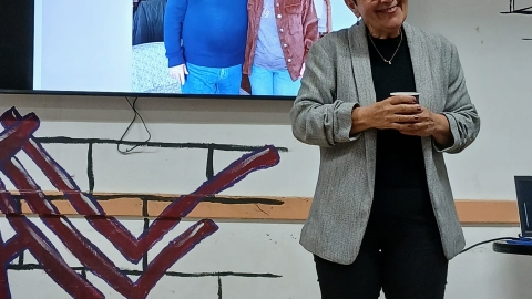 שולמית דקל מספרת בבית עוזיאל.jpeg