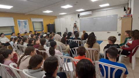 רונלי ליבנה מספרת את סיפורה של  סבתא שלה סימה סוסינקי לשכבה ו בית ספר שחקים.jpeg