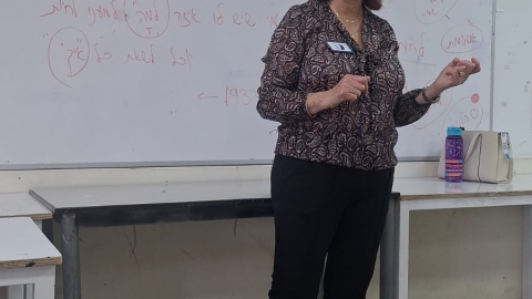 דבי דירקטור מספרת את סיפורו של אבא שלה מקס בתיכון הרצוג.jpeg