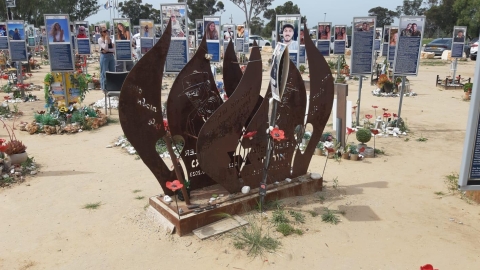 פסל זיכרון במתחם הנובה.jpeg