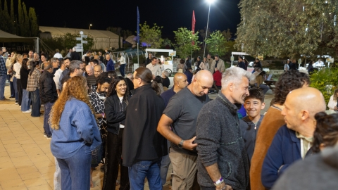 אנשים בתור לדוכני האוכל והשתיה.jpg