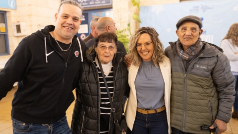 רותם ידלין מצולמת עם חוגגים.jpg
