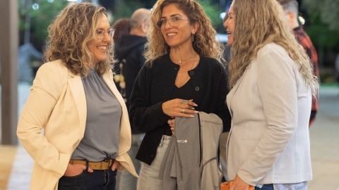 רותם ידלין ראשת המועצה ומנכלית המועצה כרמל טל יחד עם משתתפת באירוע.jpg