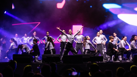 רקדניות גזר דאנס על הבמה.jpg