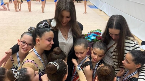 חיבוק קבוצתי.jpg
