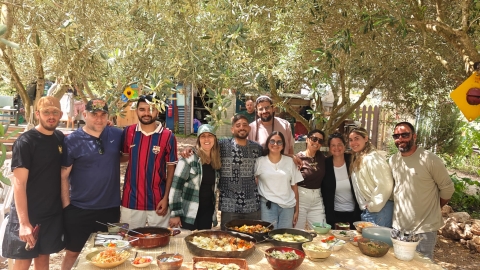 תמונה קבוצתית סביב שולחן אוכל.jpg