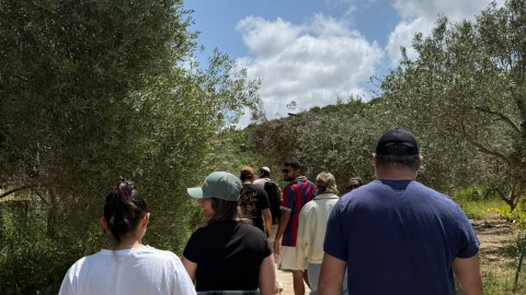 מטיילים בבוסתן.jpg