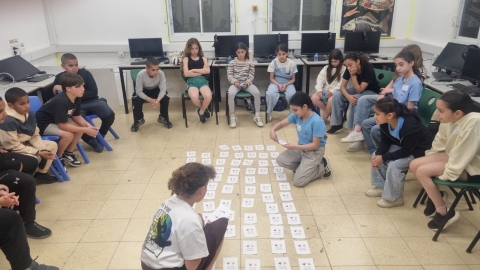 תלמידים יחד בסדנה של עמותת אפשר אחרת.jpeg
