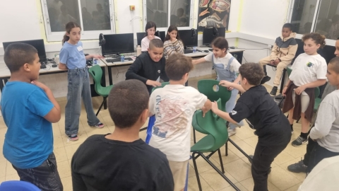 תלמידיםיחד בכיתה בסדנה.jpeg