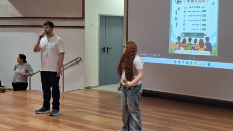 נציגים מכיתות ט׳ מדברים עם התלמידים.jpeg