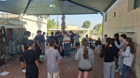 קבוצת תלמידים ברחבי בית הספר 2.jpeg