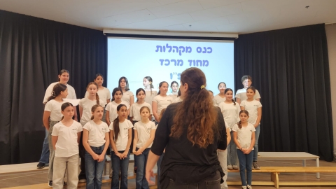 מקהלה שרה בליווי מנצחת.jpeg
