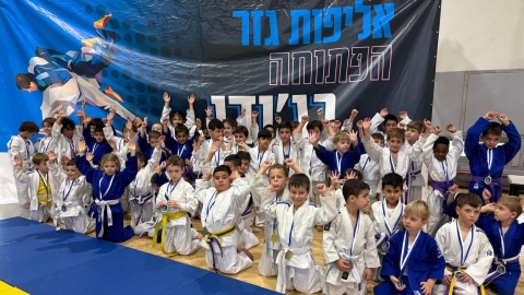 תמונה קבוצתית של ילדים שהשתתפו בתחרות.jpg
