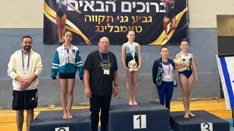 מתעמלות על הפודיום.jpg