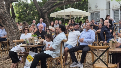 דוד גמליאל יושב לצד משפחתו.jpeg