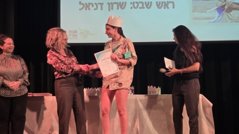 לחיצת יד למצטיינת.jpeg