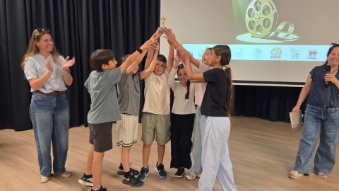 נציגי התלמידים מבית ספר עתידים עם פסלון אוסקר.jpeg