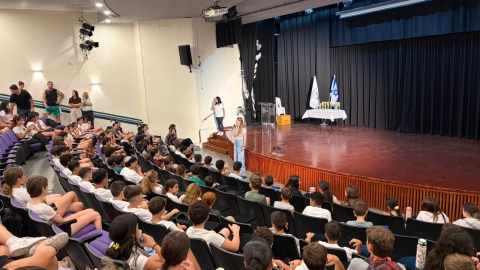 תלמידות ותלמידים באולם בטקס.jpeg
