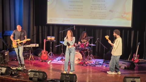 שירה גבריאלוב בליווי מנחי ההרכבים ותלמיד בית הספר.jpg