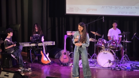 שירה גבריאלוב שרה עם הרכב התקווה 7.jpg