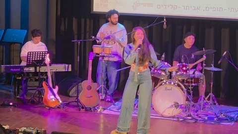 שירה גבריאלוב שרה עם הרכב אלמה ולמה.jpg