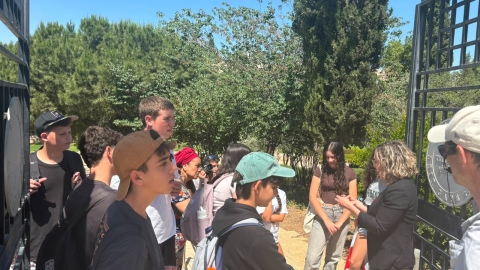רותם ידלין מדברת עם התלמידים במהלך הסיור בירושלים.jpeg