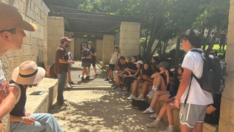 תלמידים בסיור מקשיבים למדריך.jpeg
