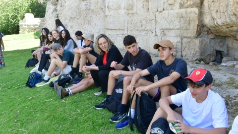 רותם ידלין ראשת המועצה יושבת עם התלמידים בסיור.jpeg