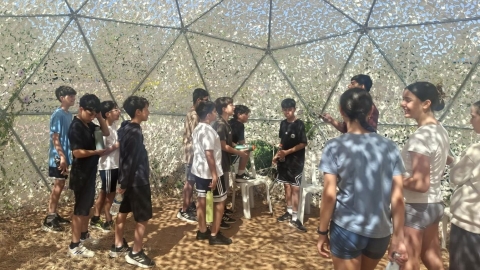 תלמידים מבתי הספר היסודיים במרחבי בית הספר.jpeg