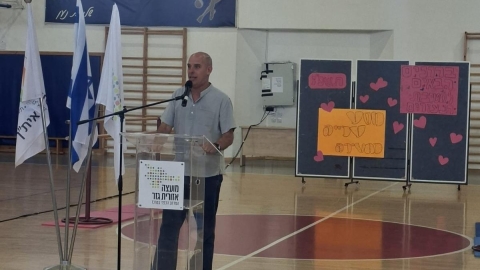 מנהל בית הספר מדבר עם התלמידים.jpeg