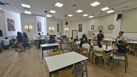 תלמידי יסודי במרחבי בית הספר.jpeg