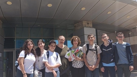 תלמידי תיכון איתן מחוץ למשרד החינוך.jpeg