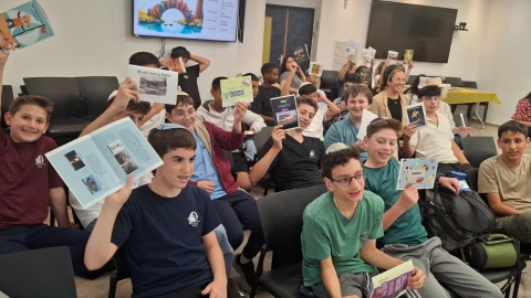 תלמידי חטיבת הביניים שעלבים עם הספרים.jpeg