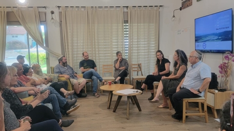 אנשים יושבים במעגל.jpeg