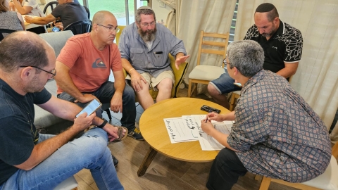 אנשים יושבים סביב שולחן.jpeg