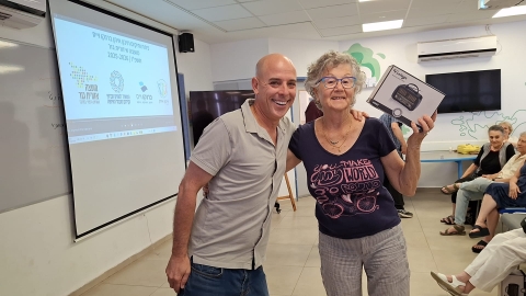 מנהל בית הספר באיתן עם אחת מהוותיקות.jpeg