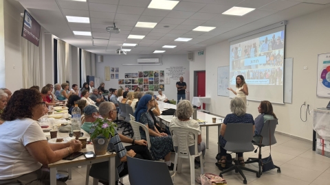 תמר מלחן עוס ותיקים במועצה מדברת עם הכיתה בהרצוג.jpeg