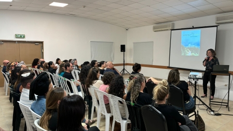 רותם ידלין ראשת המועצה בהרצאה הראשונה שפתחה את השנה.jpg